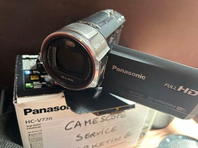 un appareil photo posé sur une boîte