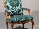 une image d'une chaise recouverte de tissu bleu et vert, recouverte de tissu bleu et vert, recouverte de tissu bleu et vert, recouverte de tissu bleu et vert, recouverte de tissu bleu et vert, recouverte de tissu bleu et vert