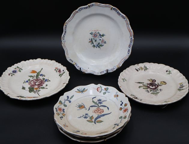 Lot de six assiettes en faïence ancienne XIXème (accidents)