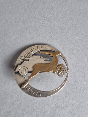 une image représentant un insigne avec un bélier au centre