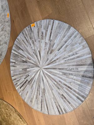 Tapis rond "Dimas" cuir Prix d'achat TTC : 398,40€ Mise à pr…