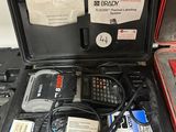 une valise qui contient tout un tas d'objets