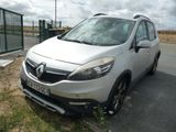 une voiture argentée garée sur le bord de la route