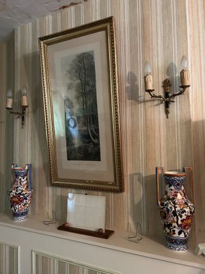 trois vases posés sur une étagère dans une pièce
