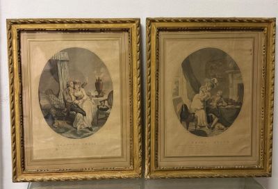 deux photos encadrées représentant un couple assis sur un canapé