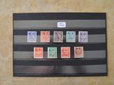 une photo d'une photo représentant une collection de timbres accrochée au mur