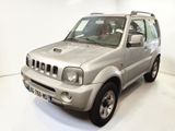 un SUV argenté garé dans une pièce blanche