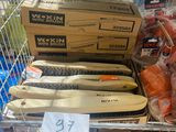 de nombreux types de couteaux exposés dans un magasin