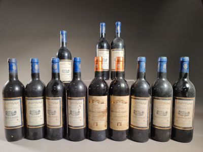 plusieurs bouteilles de vin sont alignées sur une table