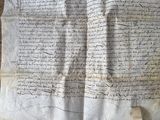 une feuille de papier sur laquelle il y a des mots, posée sur une table en bois