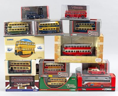 de nombreuses maquettes de bus différentes dans une vitrine