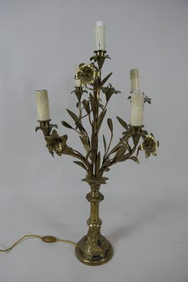 chandelier en laiton avec des fleurs et des bougies sur fond blanc