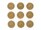 un ensemble de six souverains d'or sur un fond blanc