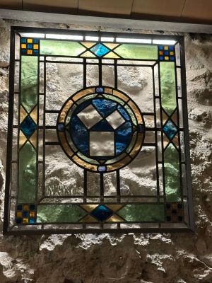 un vitrail orné d'une croix