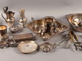 beaucoup d'objets en argent qui se trouvent sur la table