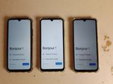 trois iPhones posés côte à côte sur une table