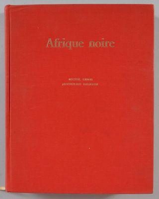 un livre rouge posé sur une table blanche