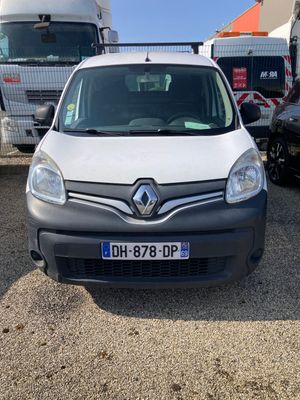 l'avant d'une camionnette blanche garée sur un parking à côté d'un camion
