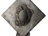 une sculpture métallique représentant une fleur de forme carrée