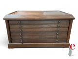 une photo d'une commode en bois avec un plateau en verre