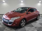 la voiture rouge est garée dans le garage sur le sol en damier