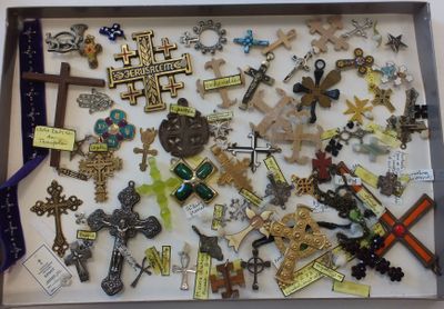 une photo montrant un étalage de croix et d'autres objets religieux