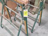 Dans un atelier, plusieurs morceaux de bois sont empilés les uns sur les autres.