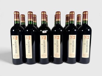 six bouteilles de vin sont alignées sur une surface blanche