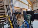 une pièce contenant un grand nombre d'objets différents
