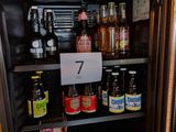 un petit réfrigérateur rempli de nombreuses bouteilles de bière
