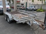 une remorque avec une remorque attachée à celle-ci dans un parking