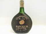 une vieille bouteille d'alcool posée sur une surface blanche