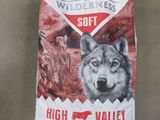 un sac de croquettes pour chien « Wolf Wilderness » posé sur une table