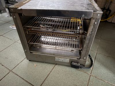 Lot comprenant deux fours micro-ondes.