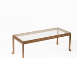 une image représentant une table basse avec un plateau en verre sur fond blanc