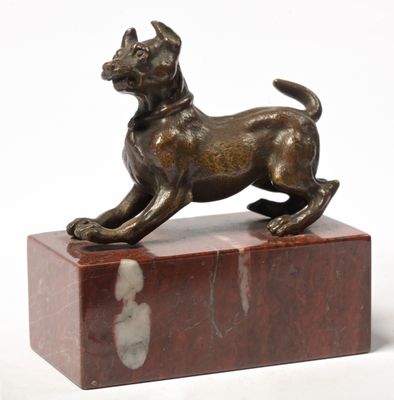 "Chien de cours" en bronze à patine brune.