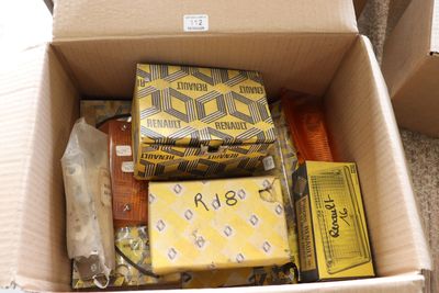 une boîte posée par terre, contenant de nombreux objets