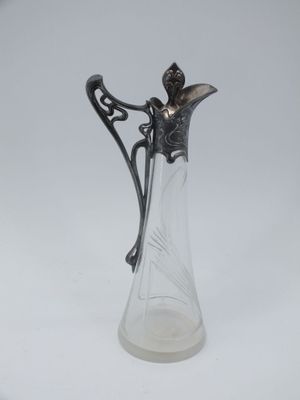 un vase en argent et en verre surmonté d'un oiseau
