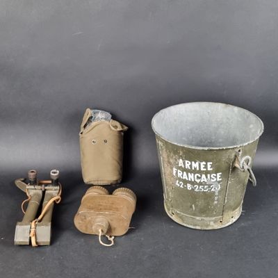 un vieux seau en métal avec une paire de gants et une paire de gants