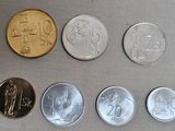 quatre pièces différentes posées les unes à côté des autres sur une table