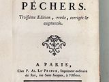 un livre ouvert sur une table