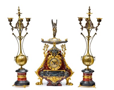 trois types d'horloges exposées sur la table