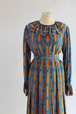 une robe sur un mannequin mannequin mannequin mannequin mannequin mannequin mannequin mannequin mannequin mannequin mann