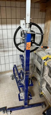 une photo d'un pont élévateur dans un garage