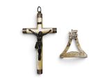 croix avec un homme sur la croix et une personne sur la croix
