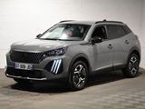 Le SUV gris est garé dans un garage dont le sol est à carreaux.