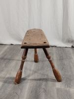 Tabouret bas tripode en chêne sculpté. (photo 3)
