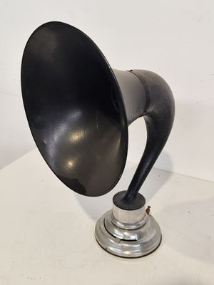une corne noire posée sur une table blanche