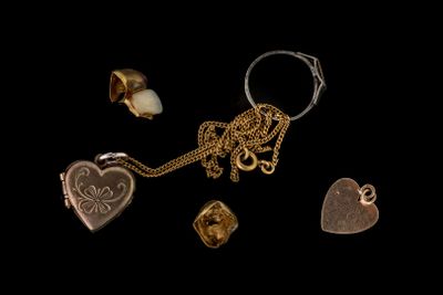 de nombreux bijoux en or et en argent sur fond noir