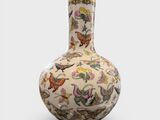 un vase orné d'un motif posé sur une table